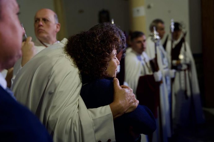 La madre de Sandra Peña, la menor sevillana que presuntamente se suicidó el pasado mes de octubre tras sufrir acoso escolar, emocionada en la salida de la hermandad del Cerro del Águila iniciando estación de penitencia a la catedral. 