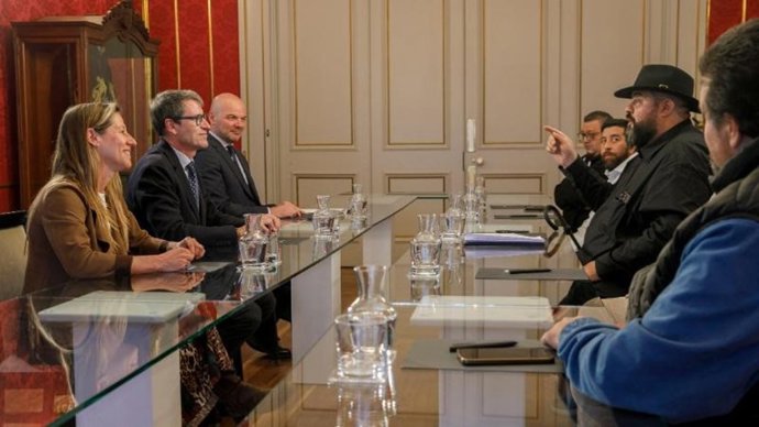 El presidente del Gobierno de La Rioja, Gonzalo Capellán, junto con la directora general de Servicios Sociales e Instituto de Igualdad, Marta Gómez, recibe a representantes de la Asociación de Promoción Gitana de La Rioja