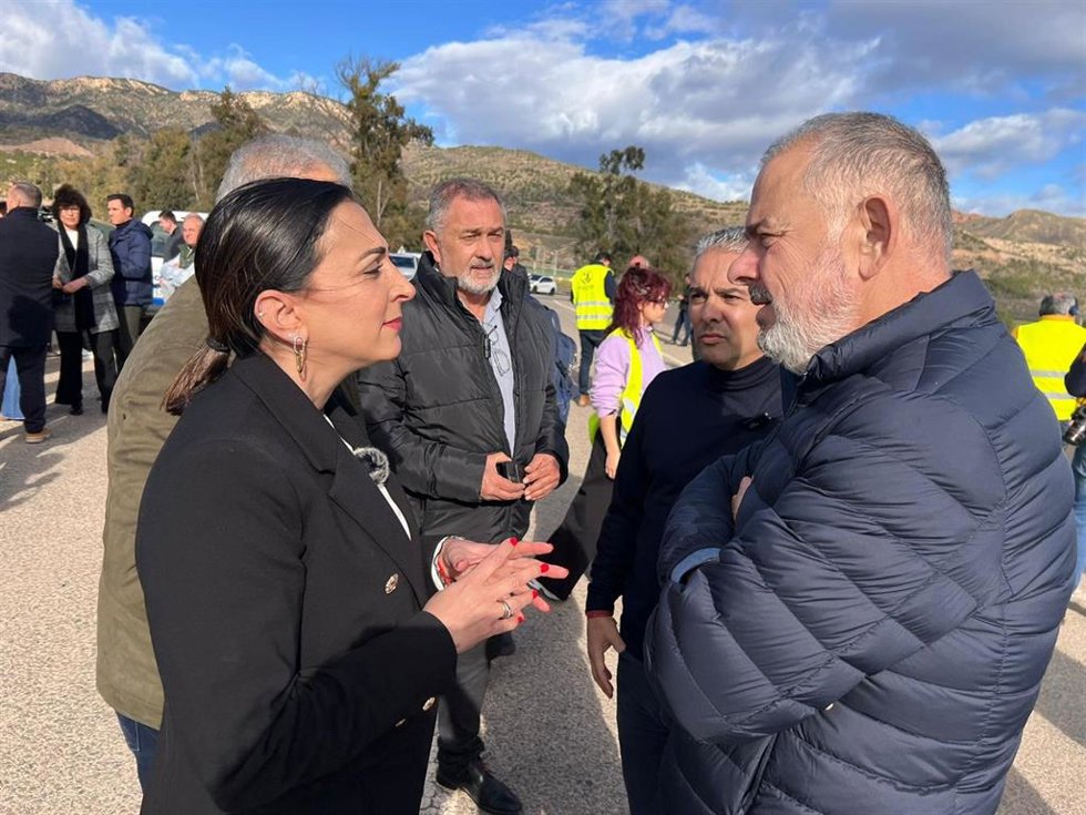 Archivo - La consejera de Agua, Agricultura, Ganadería y Pesca, Sara Rubira, habla con el presidente de Scrats, Lucas Jiménez