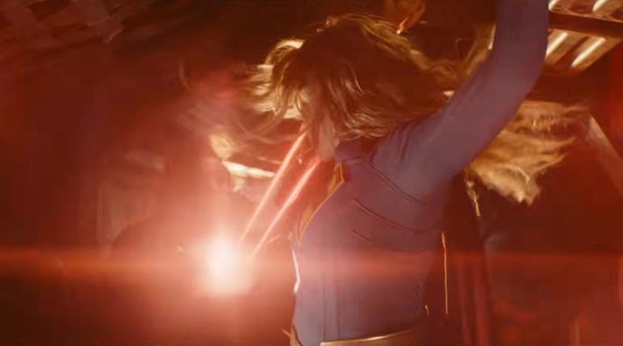 Supergirl y Lobo luchan (y brindan) juntos en el brutal tráiler de la película de DC Films