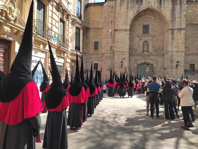 Archivo - Participantes en la Semana Santa de Bilbao (archivo)