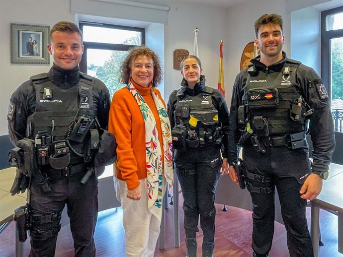 La alcaldesa de Comillas con nuevos policías