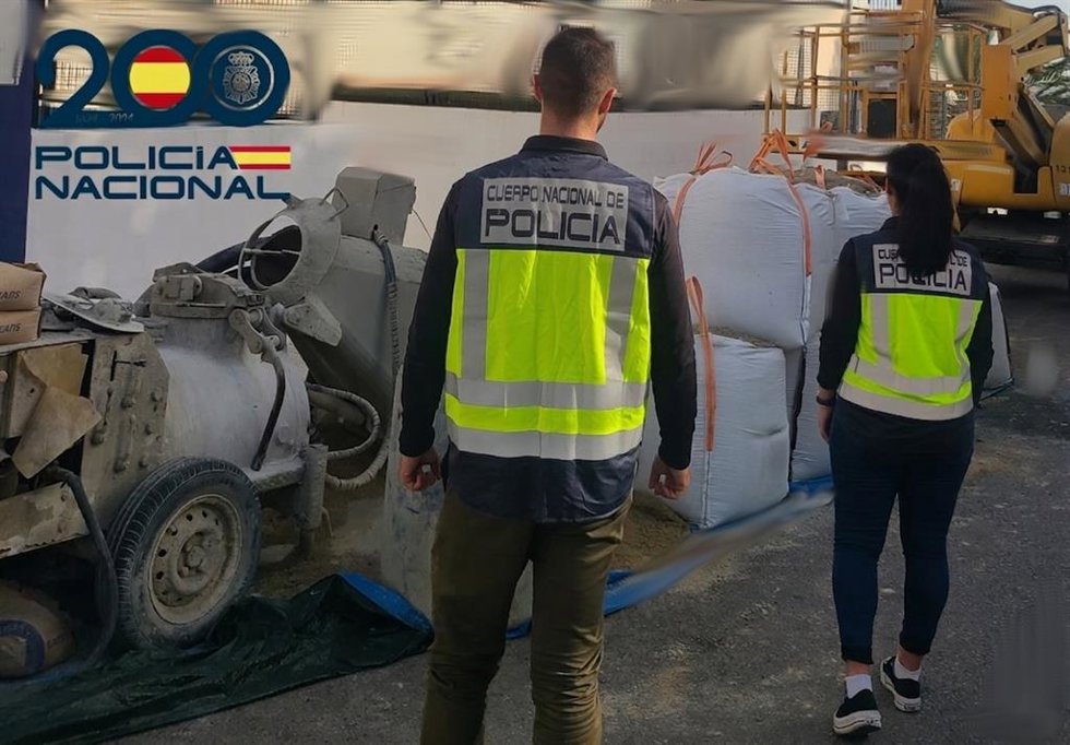 Dos agentes de la Policía Nacional inspeccionan las obras.