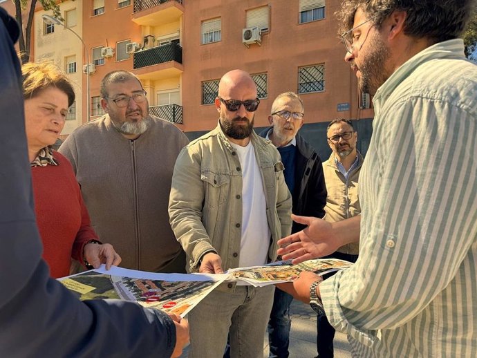 El alcalde de El Puerto de Santa María (Cádiz), Germán Beardo, en una visita este martes a los vecinos de la barriada de El Tejar