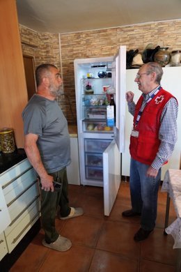 Cruz Roja reparte electrodomésticos y material sociosanitario a familias afectadas por el temporal.