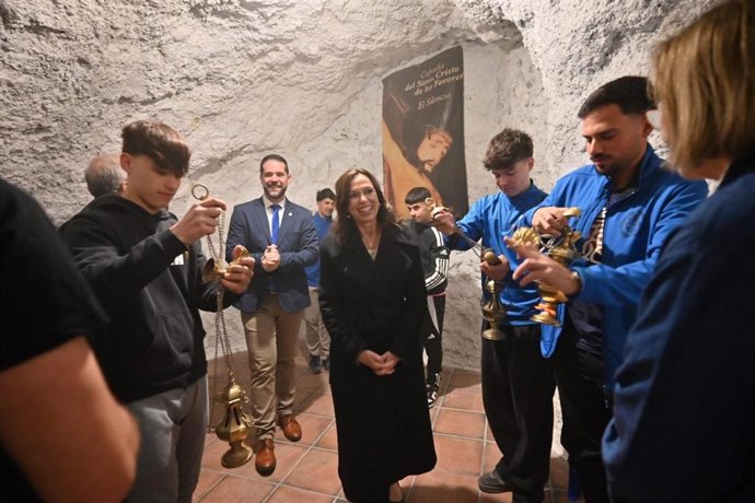 La consejera de Fomento, Articulación del Territorio y Vivienda, Rocío Díaz, ha visitado la ermita de San Roque de Loja (Granada), desde donde parte este martes por la tarde la cofradía del Huerto y la Esperanza para dirigirse por las calles de la ciudad.
