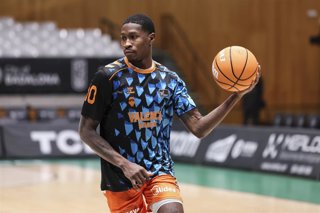 Archivo - Omari Moore, en un calentamiento con el Valencia Basket.