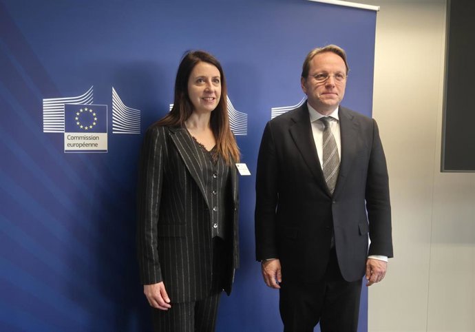 La conselleira do Medio Rural, María José Gómez, y el comisario europeo de Salud y Bienestar Animal, Olivér Várhelyi, en Bruselas