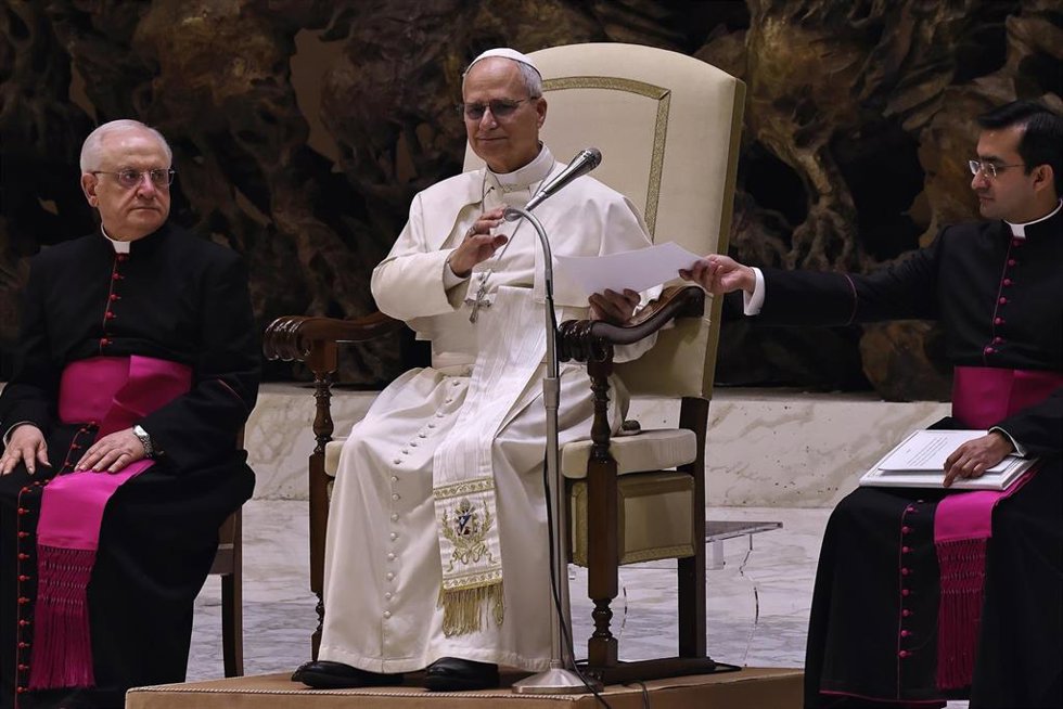 Archivo - El Papa León XIV junto a su secretario Edgar Iván Rimaycuna en una audiencia general.