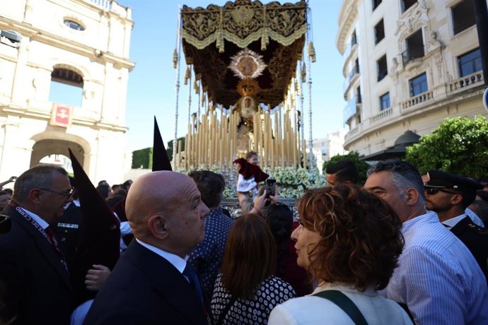 La secretaria general del PSOE andaluz y su candidata a la Junta, María Jesús Montero, este martes en Sevilla ante el paso de palio de la Hermandad de El Cerrro.