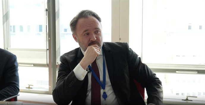 Archivo - El Comisario Europeo de Energía y Vivienda, Dan Jorgensen, durante una entrevista con la European Newsroom (ENR) en Bruselas (Bélgica), el martes 18 de marzo de 2025.