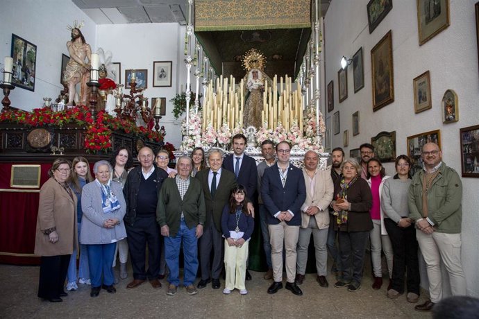 Foto de familia junto al palio de Nuestra Señora de la Esperanza de Villanueva de Córdoba ya restaurado.