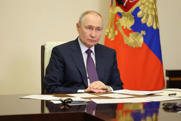 RÚSSIA, REGIÃO DE MOSCOU - 31 DE MARÇO DE 2026: O presidente da Rússia, Vladimir Putin, participa de uma cerimônia de inauguração de obras de infraestrutura de transporte por meio de uma conexão de vídeo a partir da residência de Novo-Ogaryovo