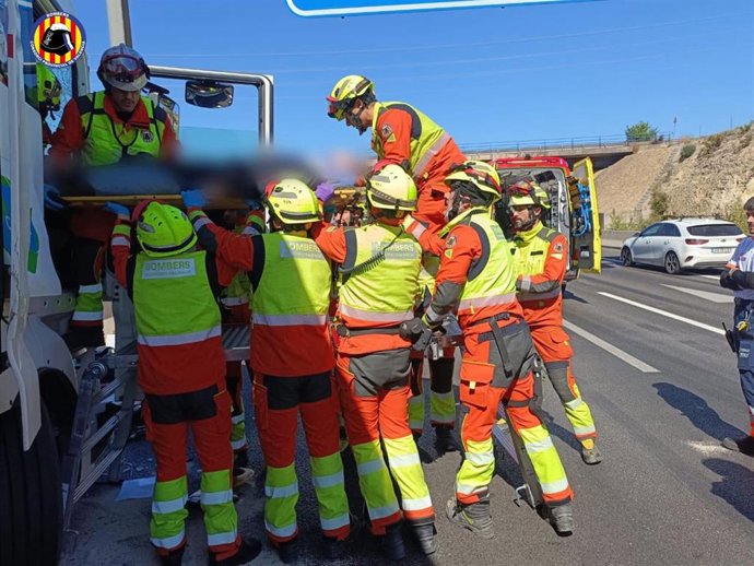 Un hombre de 59 años ha resultado herido con policontusiones en un accidente entre dos camiones registrado en la A7, según han informado fuentes del Consorcio Provincial de Bomberos y del Centro de Información y Coordinación de Urgencias (CICU).