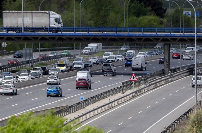 Archivo - Atasco en la autovía A-3, 16 de abril de 2025, en Madrid (España). La Dirección General de Tráfico (DGT) ha puesto en marcha este miércoles 16 de abril la segunda fase de la Operación Especial de Tráfico con motivo de la Semana Santa. Hasta el l