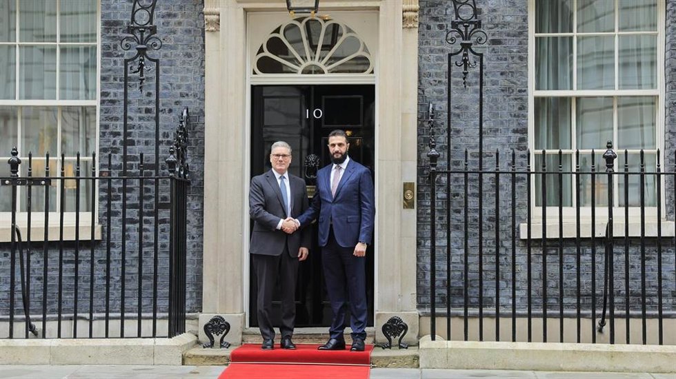 El primer ministro británico Keir Starmer, recibe al presidente de transición sirio, Ahmed al Shara