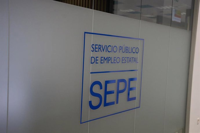 Archivo - Un logo del SEPE de la oficina de empleo del SEPE del Barrio del Pilar, a 2 de abril de 2024, en Madrid (España).  