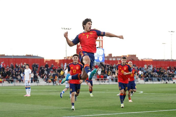 Gonzalo García celebra un gol con la selección española Sub-21.