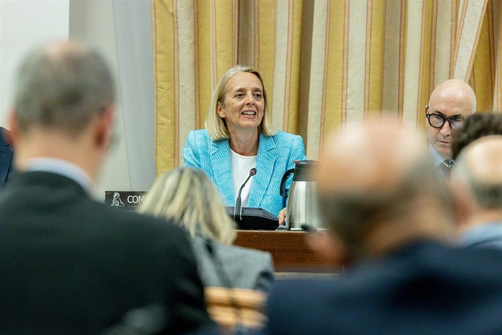La presidenta de la Autoridad Independiente de Responsabilidad Fiscal, Inés Olóndriz de Moragas (c), comparece ante la Comisión de Hacienda y Función Pública, en el Congreso de los Diputados, a 25 de marzo de 2026, en Madrid (España).