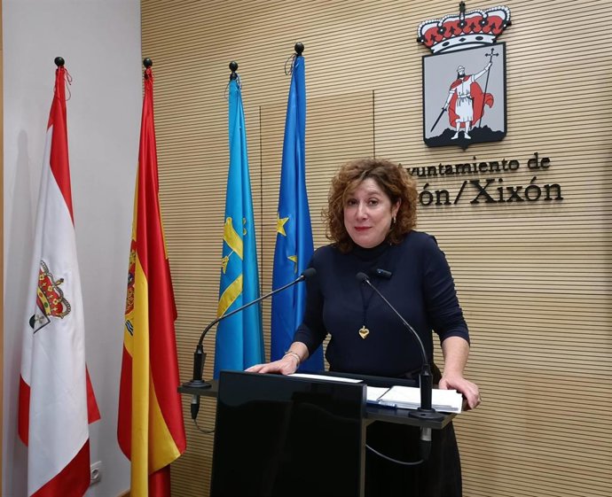 Archivo - La portavoz del Grupo Municipal Socialista de Gijón, Carmen Eva Pérez Ordieres, en rueda de prensa en el Consistorio gijonés.