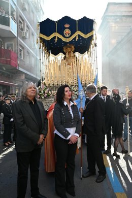 La alcaldesa de Almería, María del Mar Vázquez, junto a José Mercé durante el recorrido de la Hermandad del Amor.