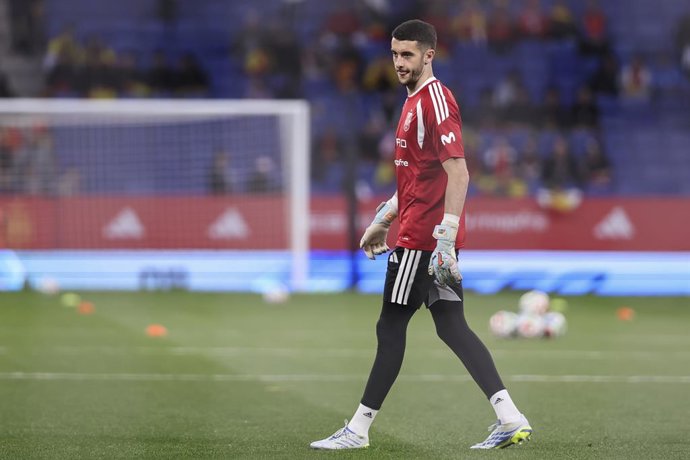 Joan Garcia, da Espanha, faz o aquecimento durante o amistoso internacional disputado entre a seleção espanhola e o Egito no Estádio RCDE, em 31 de março de 2026, em Cornellá, Espanha.