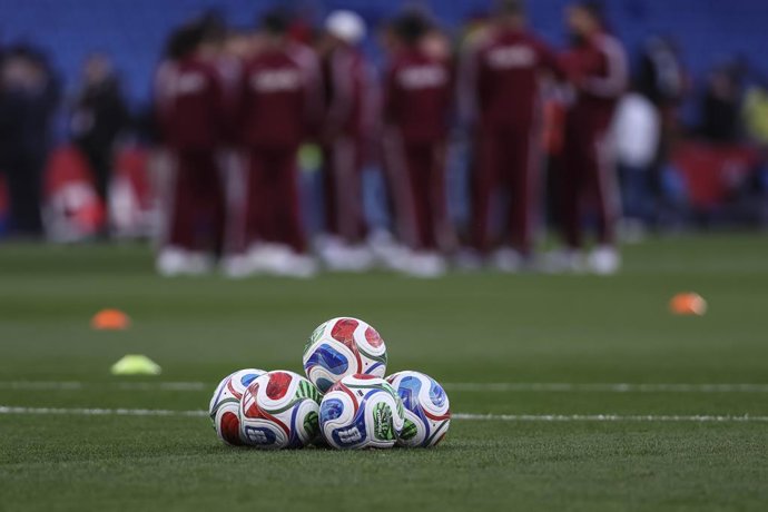 Ilustração: bola do jogo durante o amistoso internacional disputado entre a seleção da Espanha e a do Egito no Estádio RCDE, em 31 de março de 2026, em Cornellà, Espanha.