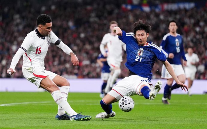 Morgan Rogers e Hiroki Ito en el Inglaterra-Japón de Wembley