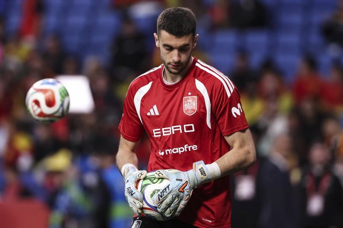 Joan Garcia, en un calentamiento con la selección española.