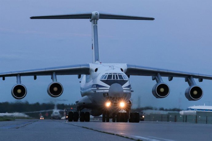 Archivo - Arquivo - RÚSSIA, REGIÃO DE MOSCOU - 26 DE JUNHO DE 2025: Um avião transporta militares russos libertados do cativeiro ucraniano após as negociações entre a Rússia e a Ucrânia realizadas em Istambul no dia 2 de junho