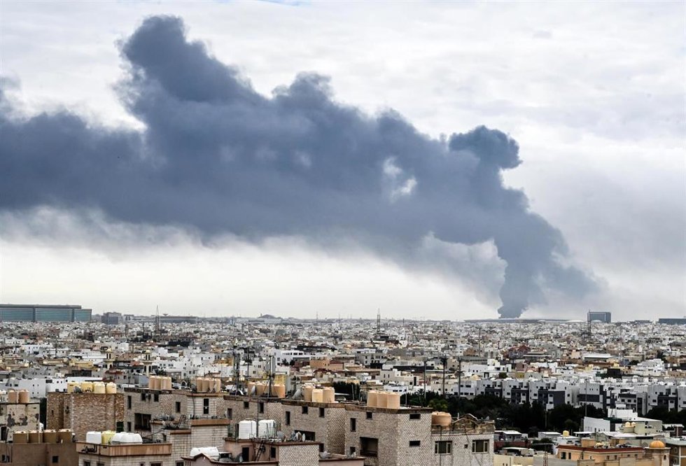 Archivo - Una columna de humo se yergue desde las instalaciones del Aeropuerto Internacional de Kuwait tras registrar un ataque en sus dependencias