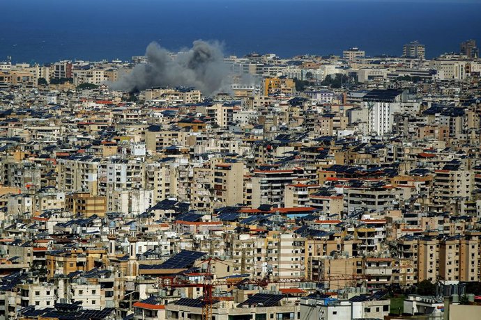 30 de março de 2026, Beirute, Líbano: Nuvens de fumaça se erguem de um subúrbio ao sul de Beirute após um ataque israelense ter atingido um suposto local do Hezbollah pró-iraniano. A missão de paz da ONU no Líbano (UNIFIL) informou que um soldado da força