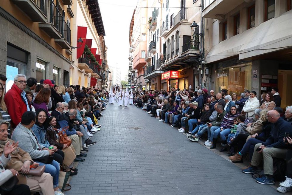 Archivo - Varios cofrades desfilan en la procesión del Cristo de la Sangre, a 6 de abril de 2023, en Palma, Mallorca, Islas Baleares (España).