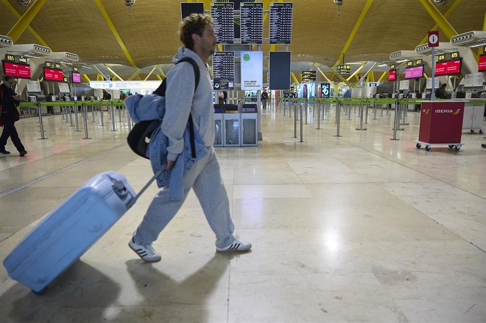 Un viajero en la Terminal T4 del Aeropuerto Adolfo Suárez Madrid-Barajas