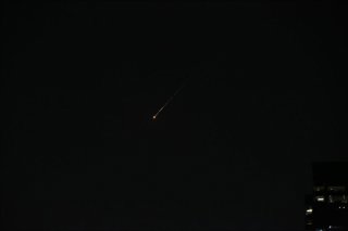 Archivo - Estela de un misil en el cielo de Emiratos Árabes Unidos