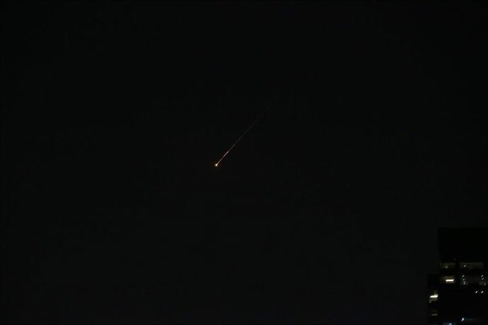 Archivo - Estela de un misil en el cielo de Emiratos Árabes Unidos