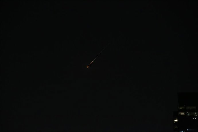 Archivo - UAE, Feb. 28, 2026  -- Flares from flying missiles are pictured over Dubai, the United Arab Emirates (UAE), Feb. 28, 2026. UAE said it has intercepted a new wave of Iranian missiles on Saturday.