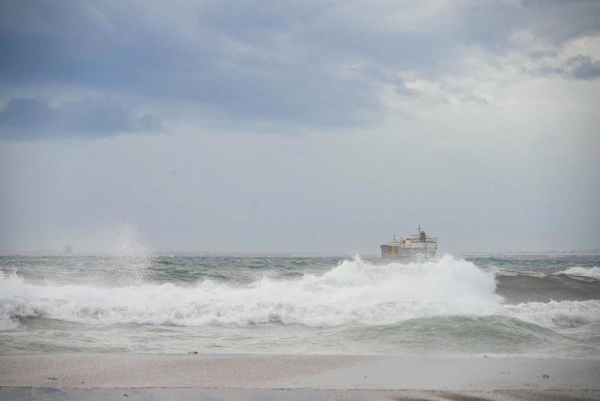 Abril empieza con 4 CCAA en aviso por viento y olas, y Canarias con calima