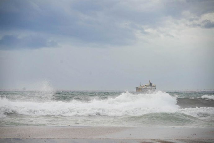 Archivo - Imagen de la costa de Almería capital presentando fuerte oleaje y viento debido al paso de la borrasca 'Kristin'. A 28 de enero de 2026, en Almería (Andalucía, España). Las comarcas de Poniente y Almería capital, así como el Levante almeriense, 