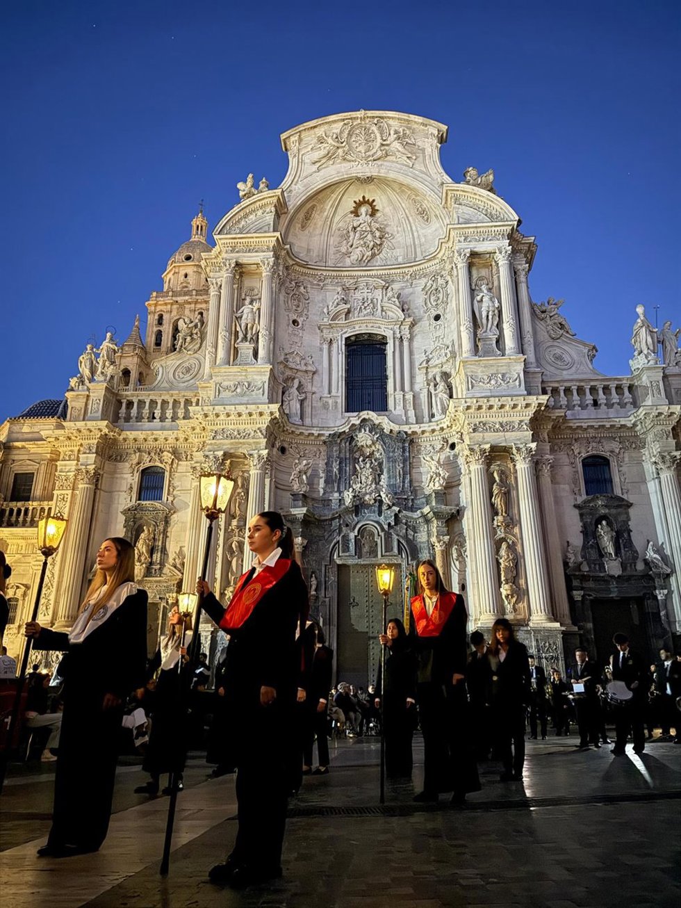 Estudiantes de la UCAM en la plaza del Cardenal Belluga durante la procesión del Cristo de la Salud en Martes Santo