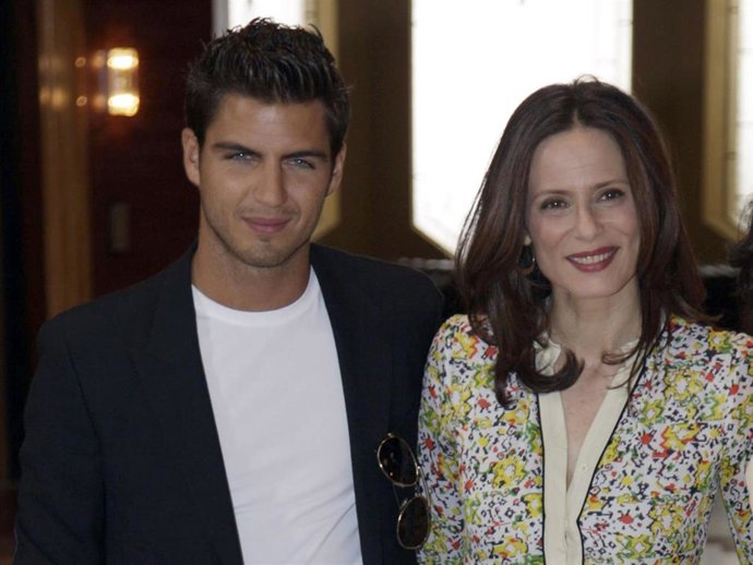 Archivo - Maxi Iglesias y Aitana Sánchez-Gijón durante la presentación de la serie 'Velvet' en 2013