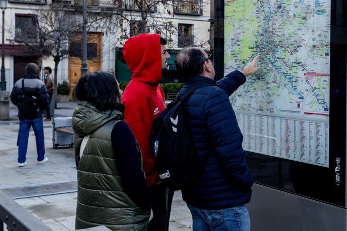 Archivo - Turistas consultan un plano la plaza de Isabel II (zona de Ópera), a 8 de febrero de 2026, en Madrid (España). Según el Instituto Nacional de Estadística (INE), el turismo se convirtió en 2025 en uno de los principales sectores económicos de Mad
