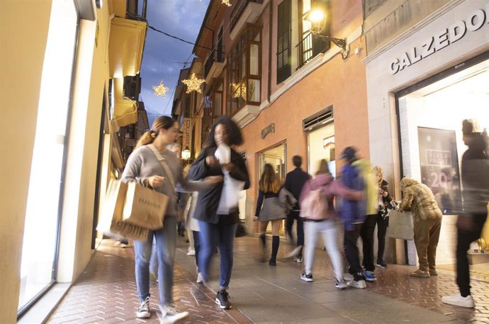 Archivo - 25 November 2022, Spain, Palma: People walk through a shopping street in Palma during the Black Friday sales. Photo: Clara Margais/dpa