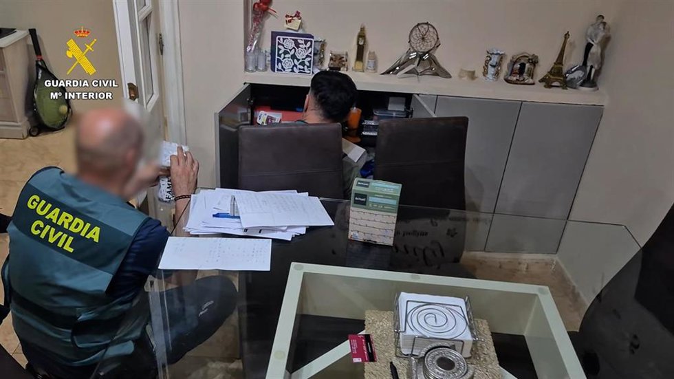 Agentes de la Guardia Civil en una entrada y registro en la operación 'Label', en Tenerife