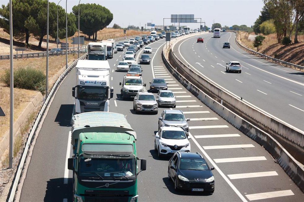 Archivo - Atasco kilométrico en la A49 en sentido Huelva a la altura del municipio de Benacazón. En imagen de archivo.