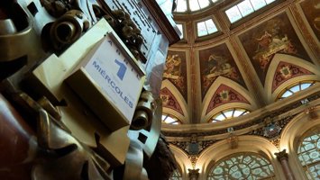 Ibex abre con alza del 2,8% y supera los 17.500 puntos, con petróleo por debajo