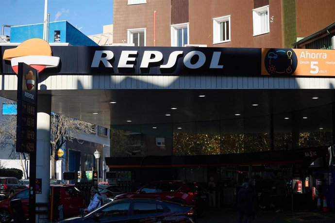 Archivo - Una gasolinera de Repsol, a 27 de diciembre de 2023, en Madrid (España). 