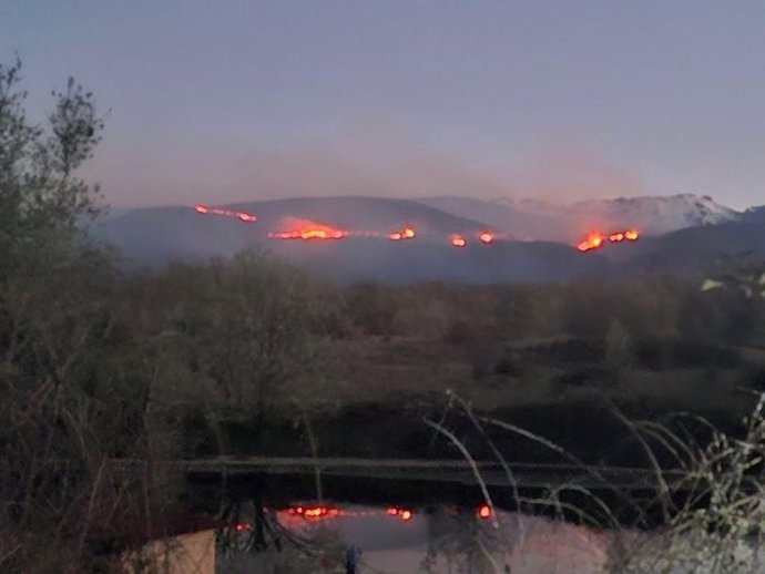 Incendio de Losar de la Vera al amanecer de este 1 de abril.