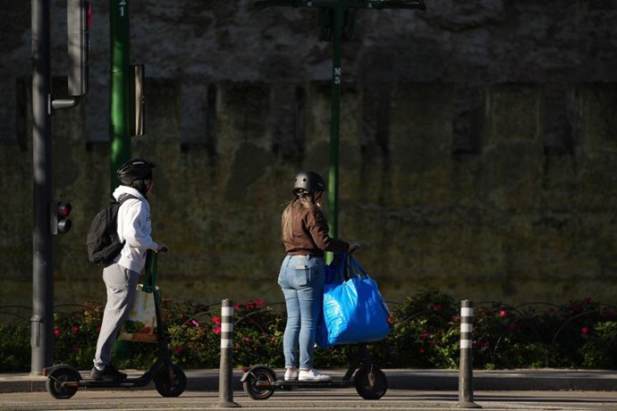 Usuarios de patinete eléctrico en Sevilla