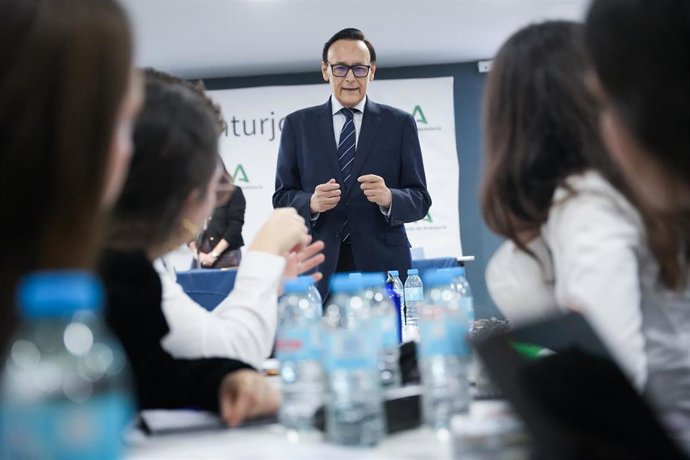 Archivo - El consejero de Universidad, Investigación e Innovación de la Junta de Andalucía, José Carlos Gómez Villamandos (2d), en un acto con estudiantes.